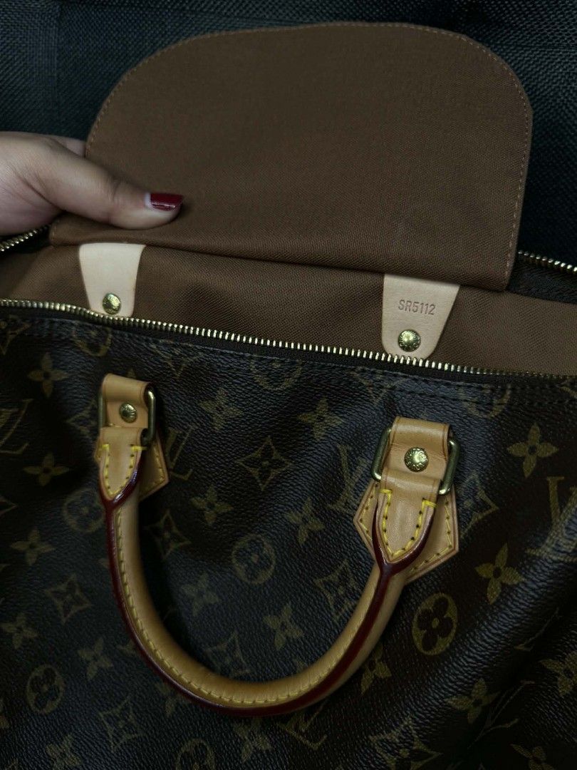 LV Speedy 35 Monogram Canvas (Category: Tote Bags) located in Quezon City. Submitted by selloutanything (Listing ID 1460193048, Image 3). Description: Louis Vuitton Speedy 35 Classic Monogram Canvas Condition 9/10 With Receipt.