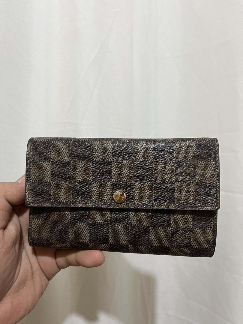 Lv wallet (Category: Wallets & Card holders) located in Bulacan. Submitted by luxesell_00 (Listing ID 1460238617, Image 1). Description: .