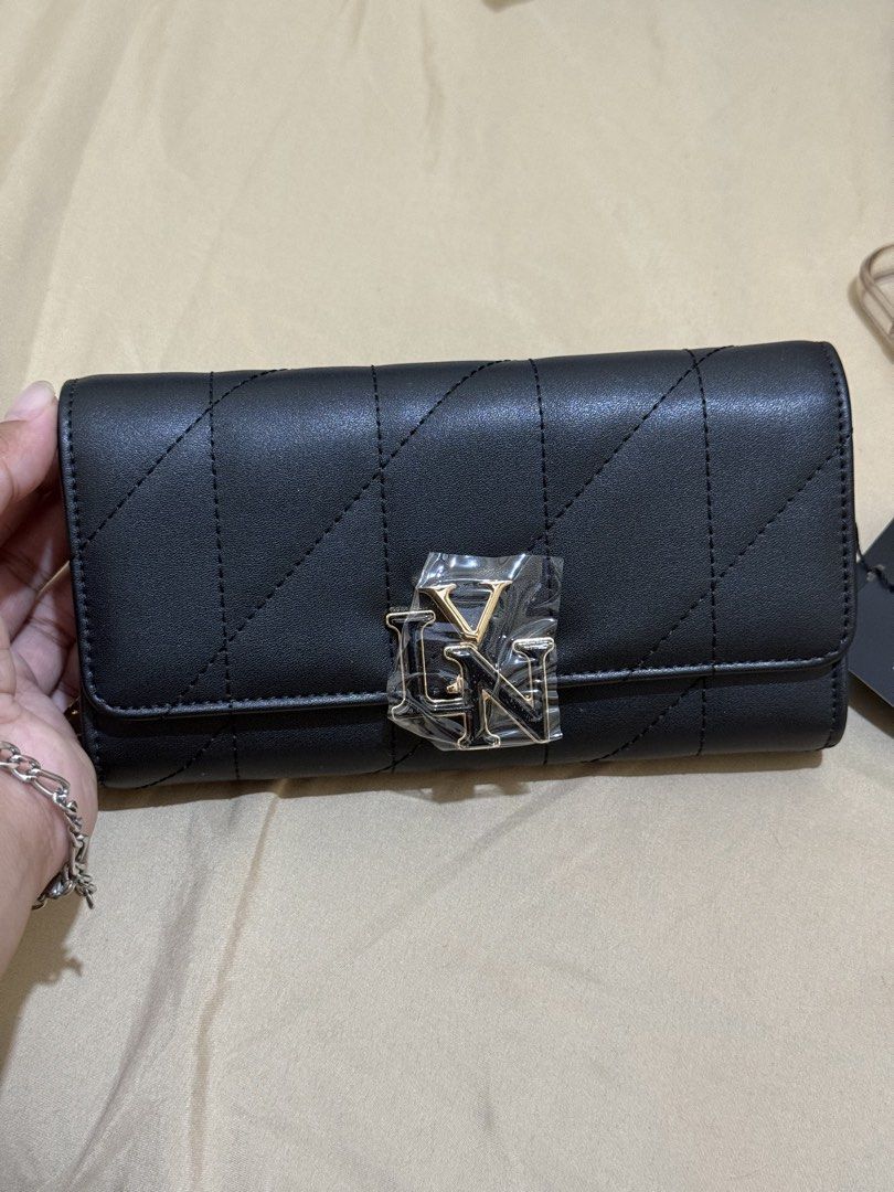 Lyn New Gastonia Wallet On Chain (Category: Luxury Bags & Wallets) located in Manila. Submitted by kiminoyaawa (Listing ID 1460290932, Image 1). Description: .