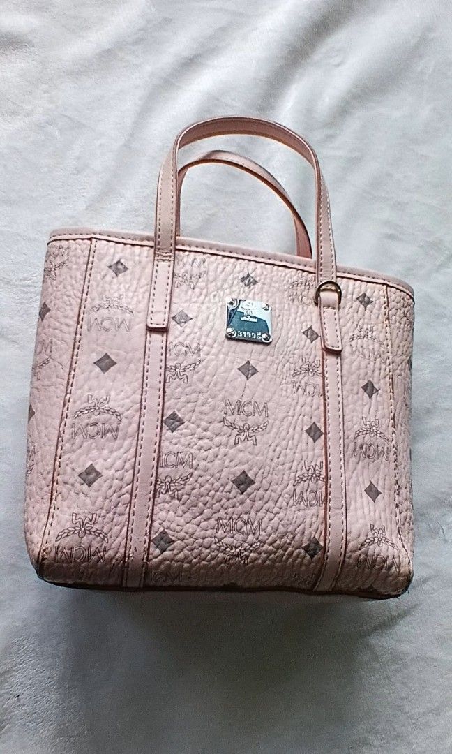 M C M two way bag (Category: Cross-body Bags) located in Davao. Submitted by louellab.2.0 (Listing ID 1460111130, Image 1). Description: pwede pa talaga syang gamitin zipper is working handle no flaws ang flaws nya ang ang kabitan ng sling pero pwede pa matahi sling strap no flaws maganda ang bag.