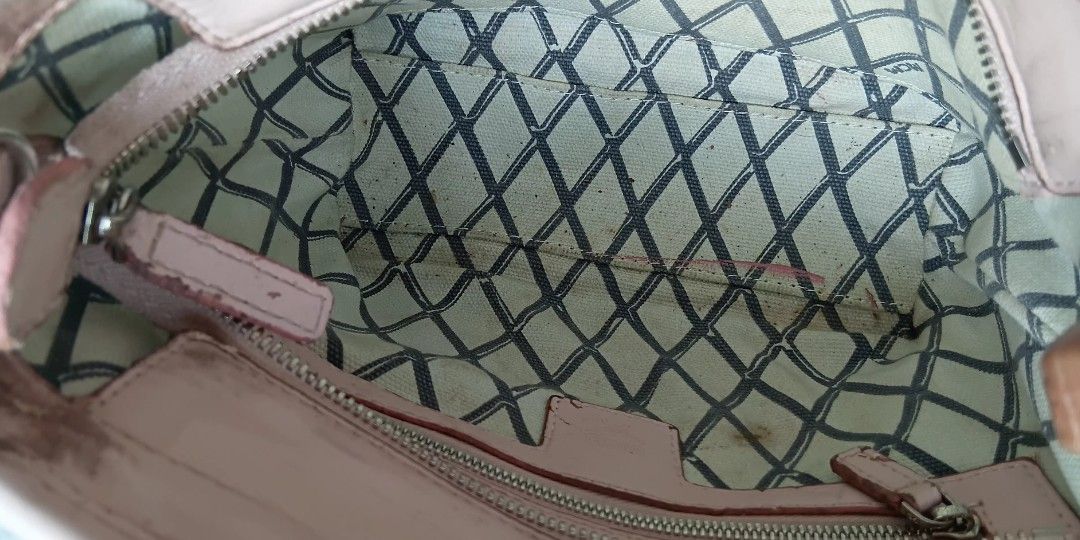 M C M two way bag (Category: Cross-body Bags) located in Davao. Submitted by louellab.2.0 (Listing ID 1460111130, Image 3). Description: pwede pa talaga syang gamitin zipper is working handle no flaws ang flaws nya ang ang kabitan ng sling pero pwede pa matahi sling strap no flaws maganda ang bag.