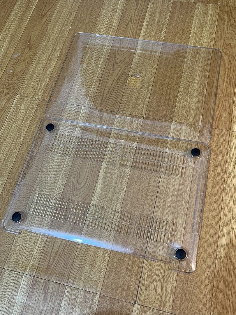 Macbook Pro Case 13 inch (Category: Laptop Bags & Sleeves) located in Quezon City. Submitted by hellochantal (Listing ID 1460248966, Image 1). Description: - Has light marks/scratches - Has small crack on the edge.