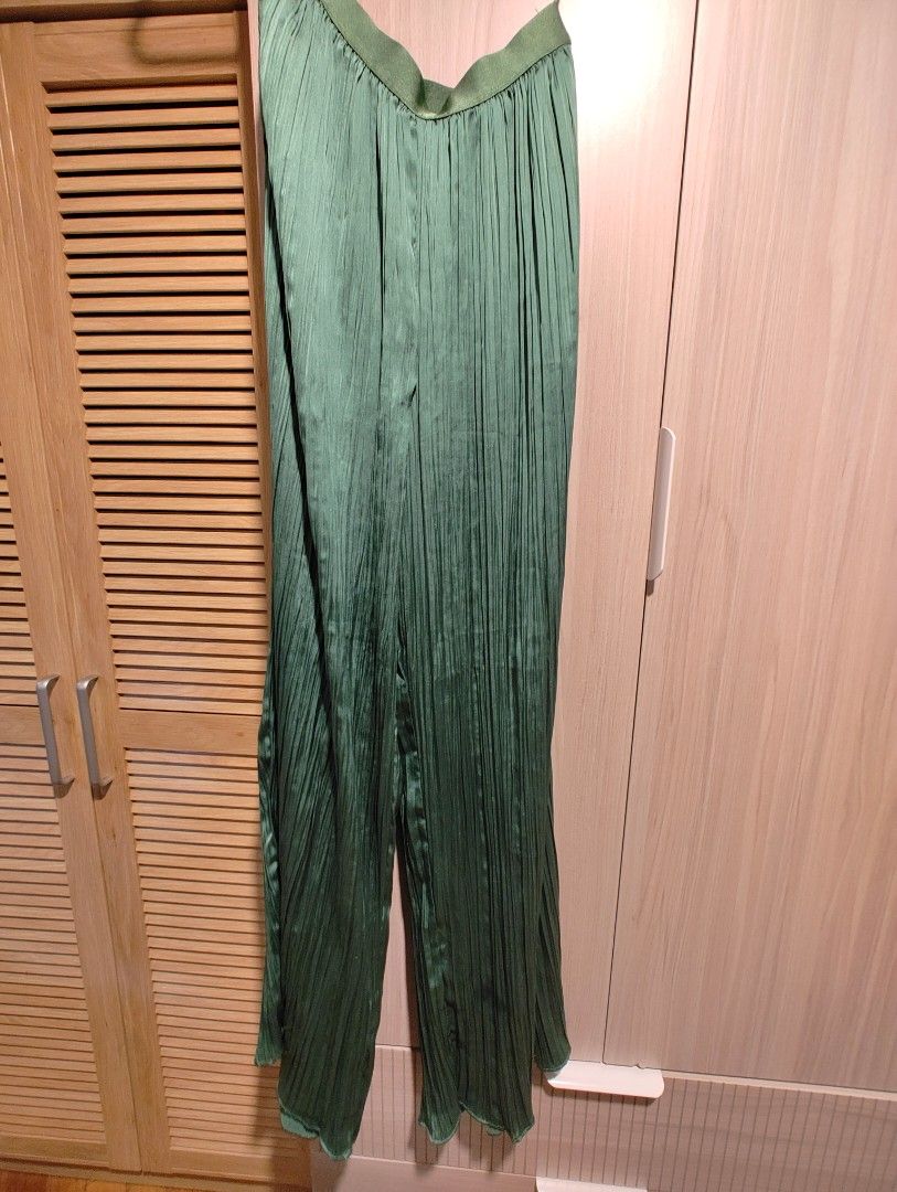 Mango Coordinates (Category: Sets or Coordinates) located in Makati City. Submitted by kfcalderon926 (Listing ID 1460222465, Image 2). Description: emerald green silk fabric pants: size small blouse: size medium very nice in actual brand: Mango Rfs: decluttering MOP: BPI/Gcash/ Gotyme delivery: via Grab or Lalamove ONLY. sf c/o. buyer Location: Makati.