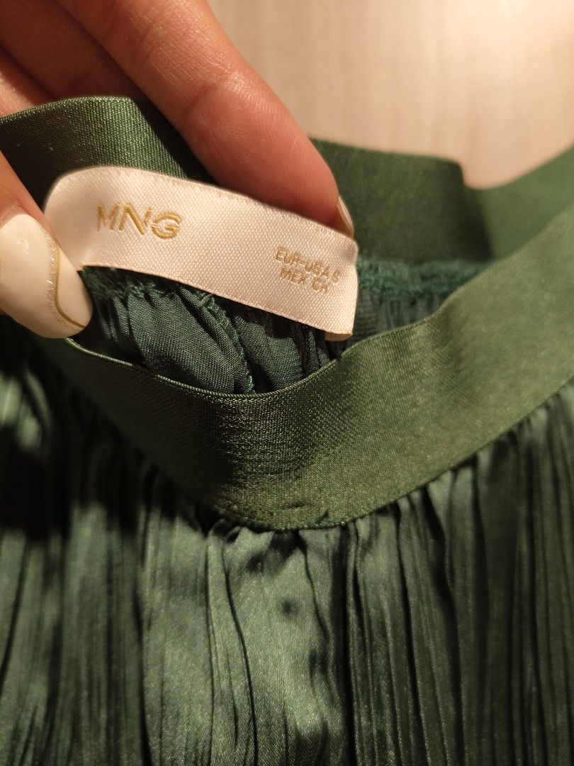 Mango Coordinates (Category: Sets or Coordinates) located in Makati City. Submitted by kfcalderon926 (Listing ID 1460222465, Image 3). Description: emerald green silk fabric pants: size small blouse: size medium very nice in actual brand: Mango Rfs: decluttering MOP: BPI/Gcash/ Gotyme delivery: via Grab or Lalamove ONLY. sf c/o. buyer Location: Makati.