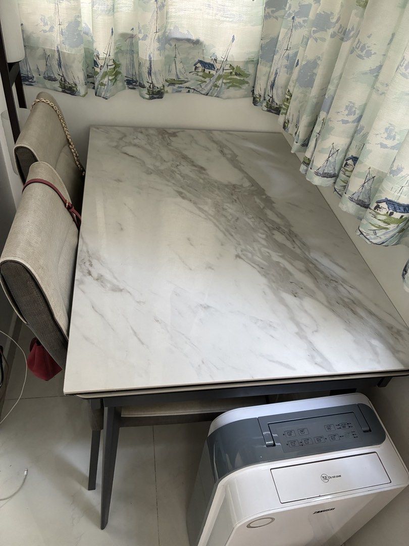 Marble Effect Dining Table （分類：桌子）位於 Hong Kong。 由 shopoholic21 提交（商品編號 1460110384，圖片 1）。簡介： Marble effect dining table. Rectangular shape with rounded corners. Dark grey legs. Measures approximately 110 long and 74cm wide. Good for small dining areas or as a desk. Can be extended 30 cm each end . Becomes 160 cm when fully extended. Easy to clean surface. Selling as it doesn't fit my new space. I also have 6 chair to go with it , the condition of 