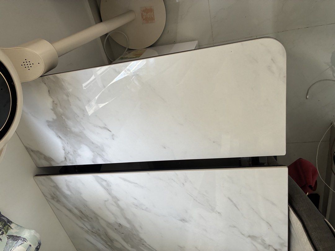 Marble Effect Dining Table （分類：桌子）位於 Hong Kong。 由 shopoholic21 提交（商品編號 1460110384，圖片 3）。簡介： Marble effect dining table. Rectangular shape with rounded corners. Dark grey legs. Measures approximately 110 long and 74cm wide. Good for small dining areas or as a desk. Can be extended 30 cm each end . Becomes 160 cm when fully extended. Easy to clean surface. Selling as it doesn't fit my new space. I also have 6 chair to go with it , the condition of 