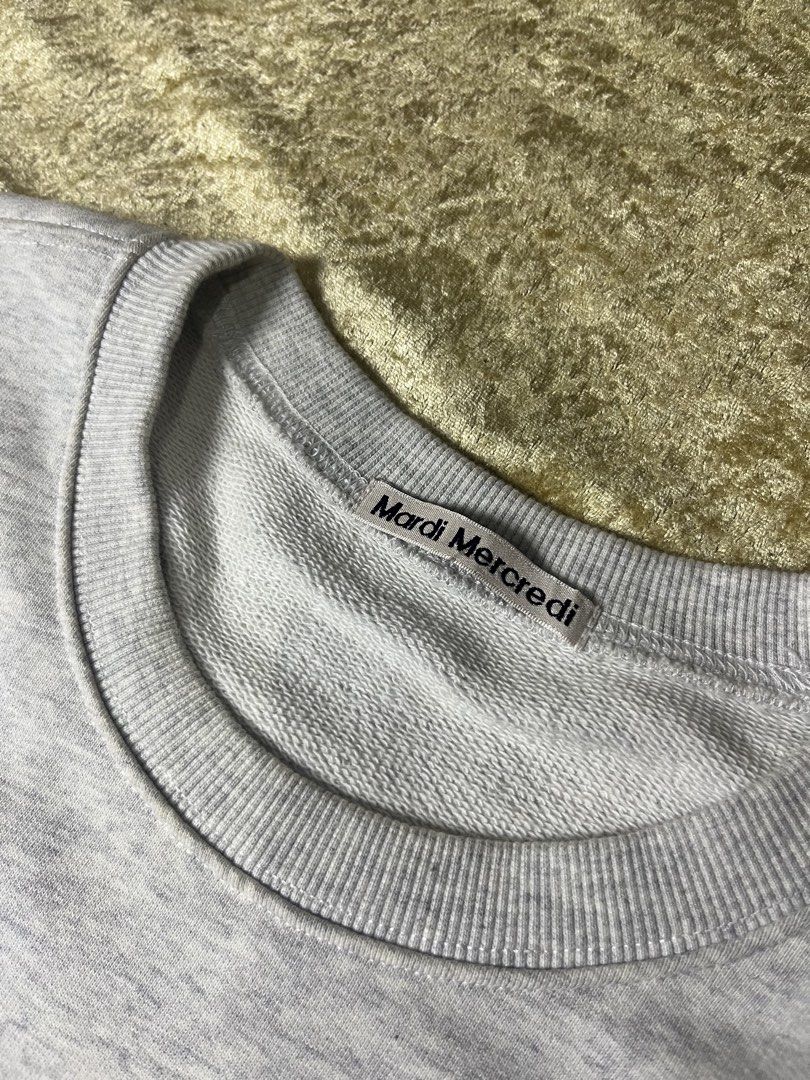 Mardi Mercredi (Category: Formal Shirts) located in Iloilo. Submitted by alwen_thrifting (Listing ID 1460296468, Image 3). Description: Dimension: 26x27 Color rate: 9.5/10 Excellent condition Flawless.