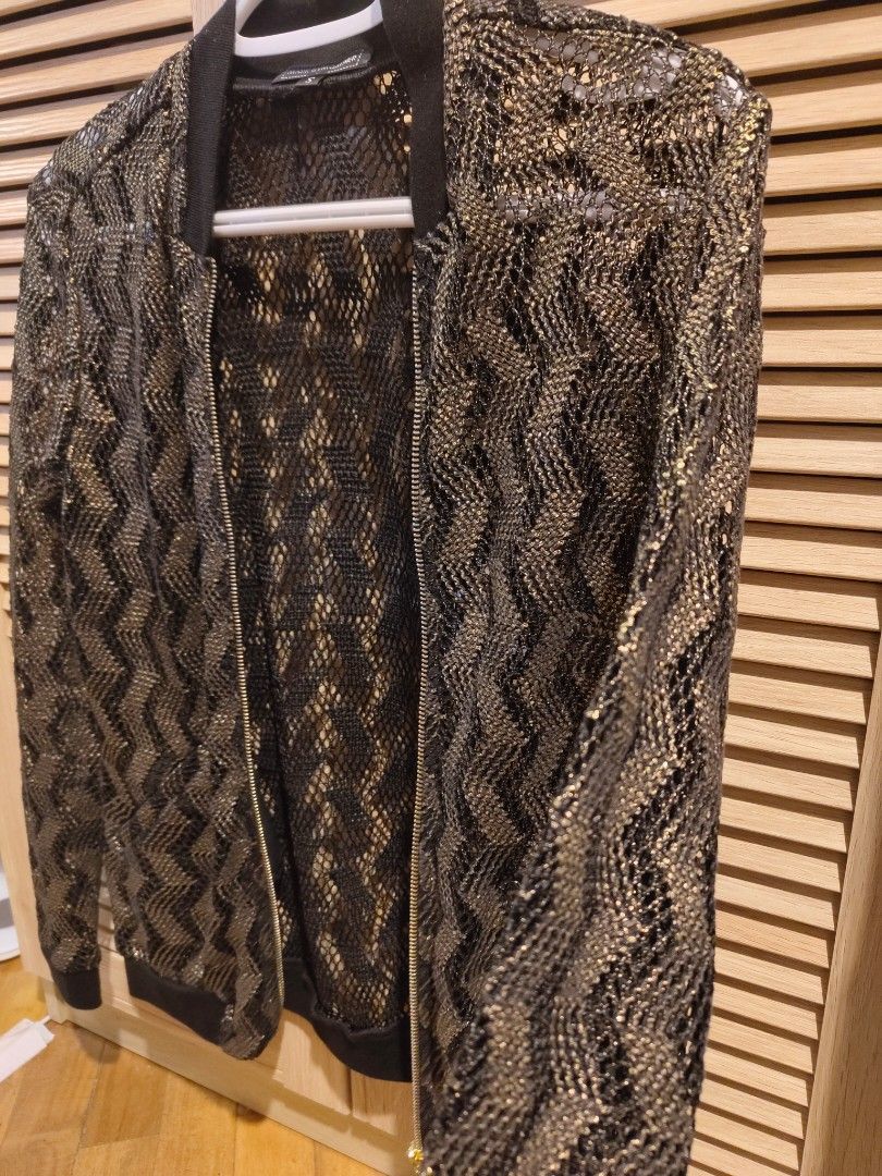 Mark Bumgarner Jacket (Category: Coats, Jackets and Outerwear) located in Makati City. Submitted by kfcalderon926 (Listing ID 1460218678, Image 3). Description: designer: Mark Bumgarner black and gold Jacket size small never used Rfs: decluttering MOP: BPI/Gcash/ Gotyme delivery: via Grab or Lalamove ONLY. sf c/o. buyer Location: Makati.