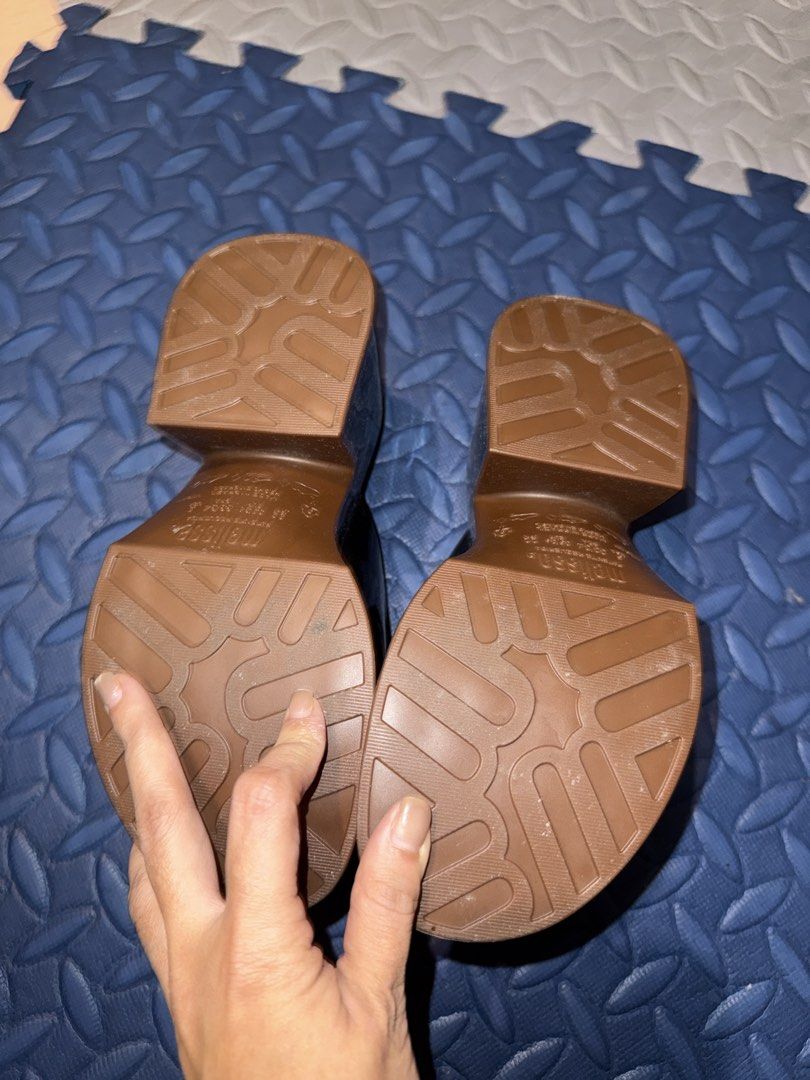 Melissa Black Jelly Mules Clogs (Category: Flats & Sandals) located in Makati City. Submitted by malcolmkenji (Listing ID 1460210749, Image 2). Description: - Melissa black jelly mules - Easy slip-on style - Features Melissa logo on soles - Fun and stylish clog-like design - Perfect for casual wear or dressing up an outfit.