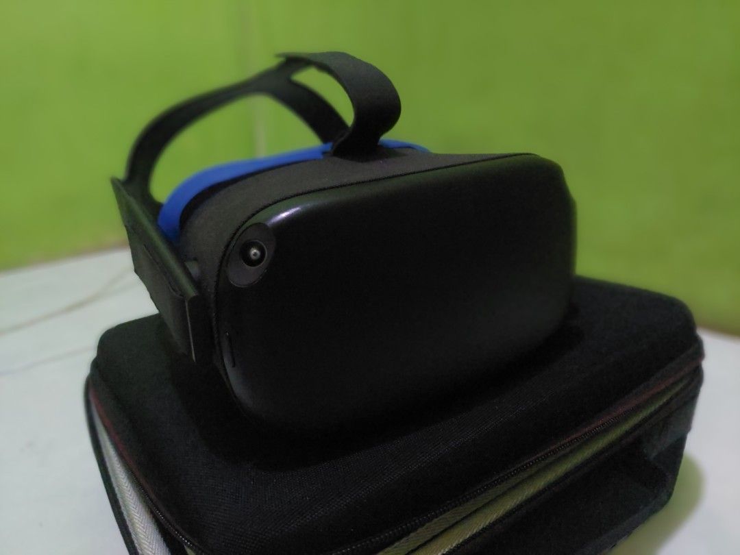 Meta Quest/Oculus Quest 1 VR 128GB (Category: Other Gadgets) located in Manila. Submitted by vastcat-29e9b6 (Listing ID 1460208692, Image 1). Description: Meta Quest 1/Oculus 1 VR 128GB no issue pick up only. with case and quest link cable tondo manila loc.