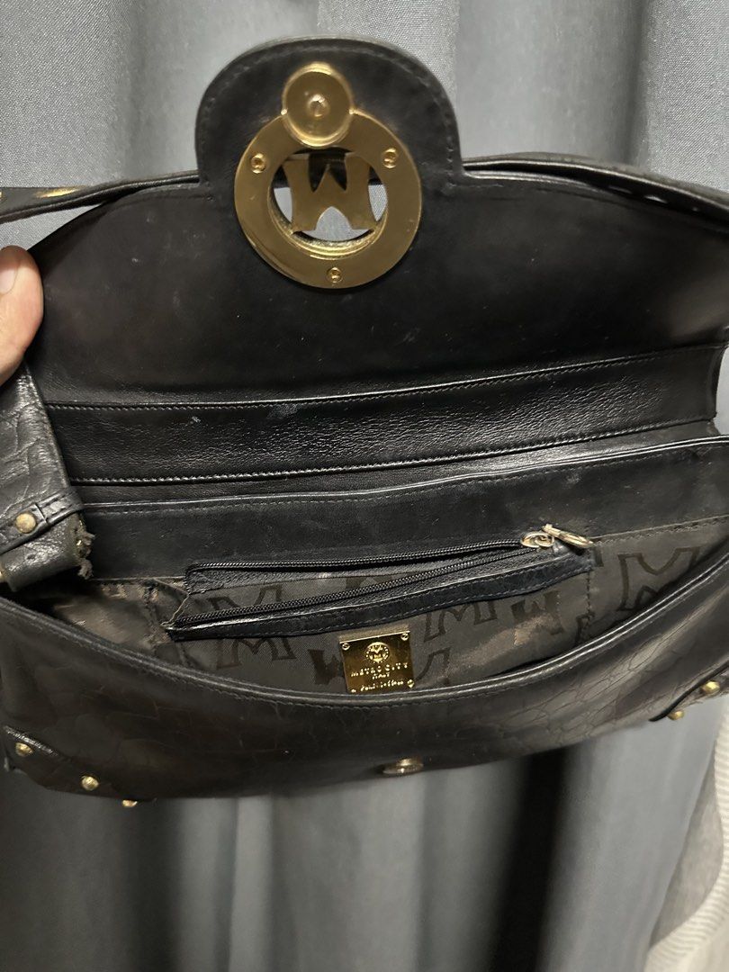 Metro City Kili Bag (Category: Shoulder Bags) located in Navotas City. Submitted by png_ay (Listing ID 1460272148, Image 2). Description: Original Metro City Bag - with issue due to usage pero di naman kita kapag soot - hardware fade and a little sa breakage sa gilid - Actual Photo posted - Decluttering .