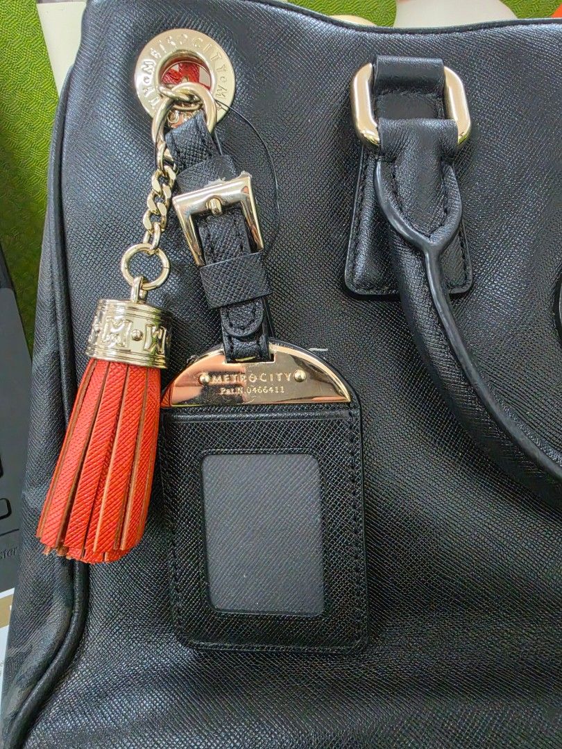 Metrocity (Category: Purses & Pouches) located in Talisay. Submitted by tinkerbellaaaa (Listing ID 1460173315, Image 3). Description: personal preowned 2 way Bag..
