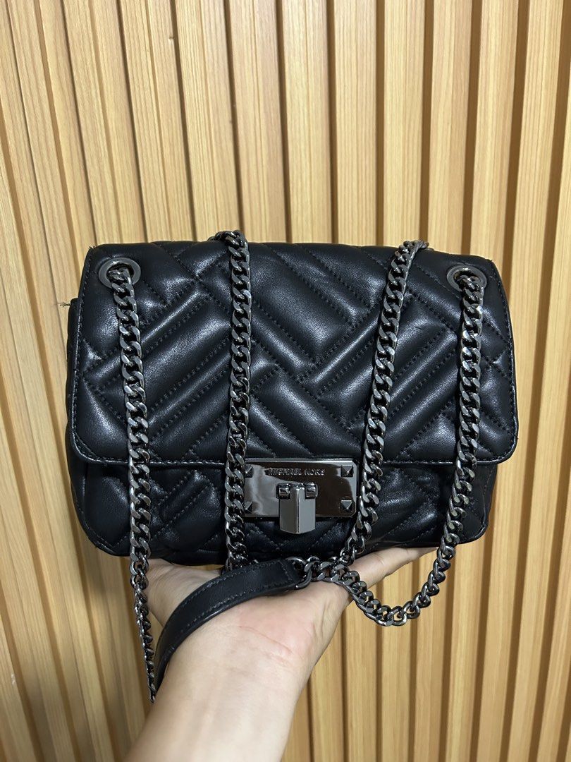 MICHAEL KORS - PEYTON SHOULDER/CROSSBODY FLAP BAG (Category: Luxury Bags & Wallets) located in Dasmarinas. Submitted by pseudonym. (Listing ID 1460132162, Image 3). Description: black quilted leather Michael Kors Peyton medium shoulder flap bag featuring a diagonal chevron pattern and a chain strap. EXCELLENT CONDITION USED / NO FLAWS feel free to inquire quick replies.