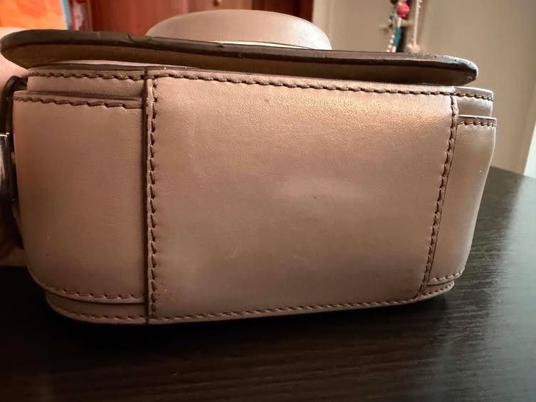 Michael Kors Camer Slingbag (Category: Luxury Bags & Wallets) located in Pateros City. Submitted by yeahshop29 (Listing ID 1460125490, Image 2). Description: .