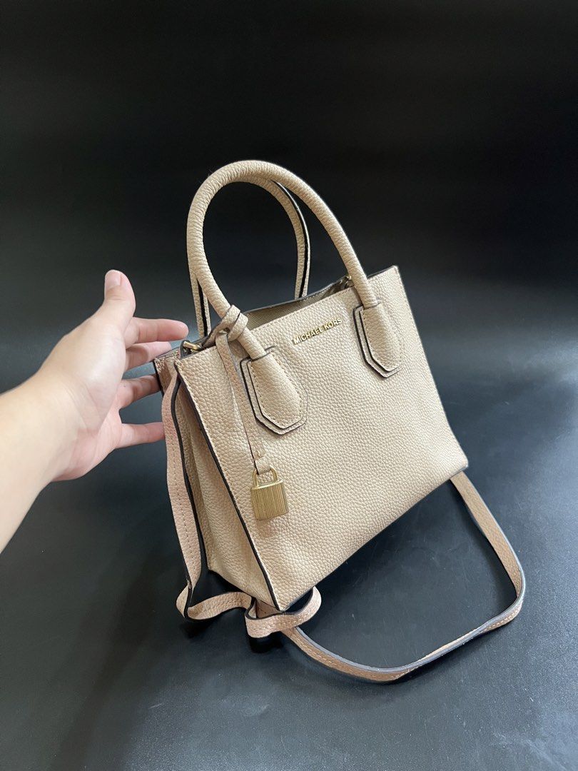 Michael Kors Two Way Pebbled Leather Orig💯 (Category: Luxury Bags & Wallets) located in Cebu City. Submitted by sexyclosetph2.0 (Listing ID 1460242390, Image 2). Description: Orig💯 In great condition Signs of normal wear only Very nice in actual Fits long wallet Many compartment Beige colorway.