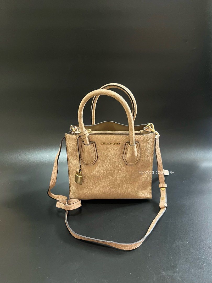 Michael Kors Two Way Pebbled Leather Orig💯 (Category: Luxury Bags & Wallets) located in Cebu City. Submitted by sexyclosetph2.0 (Listing ID 1460242390, Image 1). Description: Orig💯 In great condition Signs of normal wear only Very nice in actual Fits long wallet Many compartment Beige colorway.