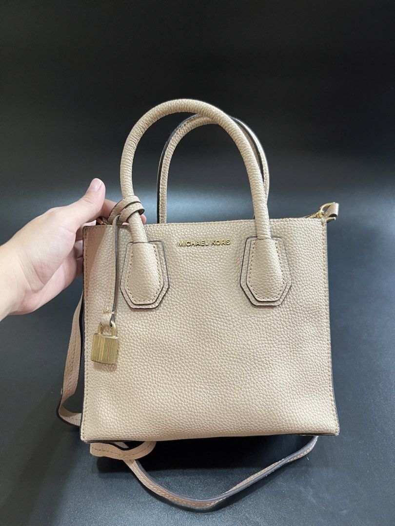 Michael Kors Two Way Pebbled Leather Orig💯 (Category: Luxury Bags & Wallets) located in Cebu City. Submitted by sexyclosetph2.0 (Listing ID 1460242390, Image 3). Description: Orig💯 In great condition Signs of normal wear only Very nice in actual Fits long wallet Many compartment Beige colorway.