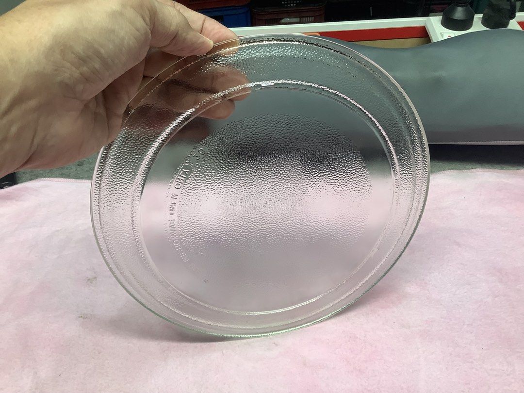 Microwave Oven Replacement Plate 9.5inches Diameter (Category: Other Home Appliances) located in Paranaque City. Submitted by seb_trading (Listing ID 1460155549, Image 3). Description: no damage no crack good condition glass Size: 9.5 inches last price Paranaque area.