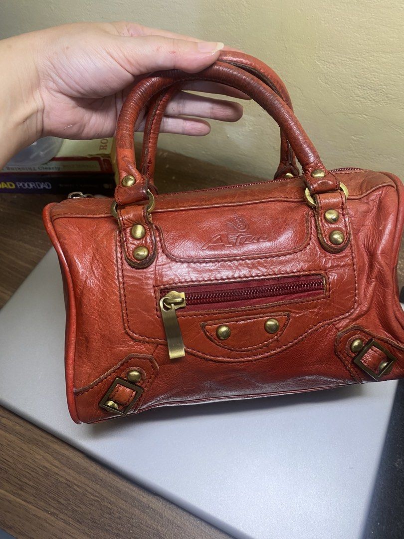 Mini City Bag ( Free shipping ) (Category: Cross-body Bags) located in Davao. Submitted by kuromisplace (Listing ID 1460292212, Image 2). Description: 📌 not balen , sign of use -comes with long strap Brand Name: 📍 Davao City.