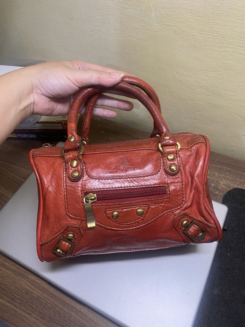 Mini City Bag ( Free shipping ) (Category: Cross-body Bags) located in Davao. Submitted by kuromisplace (Listing ID 1460292212, Image 3). Description: 📌 not balen , sign of use -comes with long strap Brand Name: 📍 Davao City.