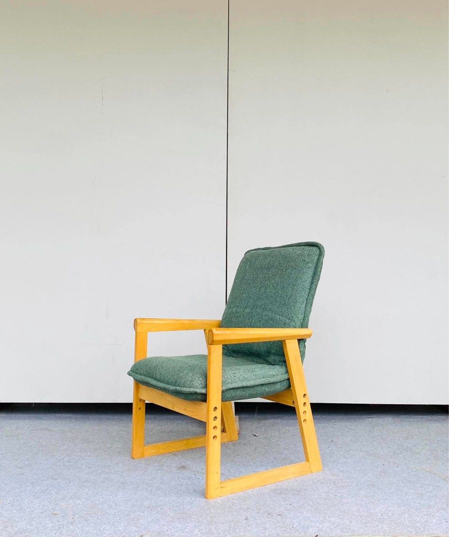 MINIMALIST RECLINING CHAIR (Category: Chairs) located in Manila. Submitted by _chinixx (Listing ID 1460125021, Image 1). Description: "JAPAN SURPLUS" MINIMALIST RECLINING CHAIR SIZE: 22L" x 22W" x 17Sh" x 33H" inches (AS-IS ITEM) IN GOOD CONDITION.