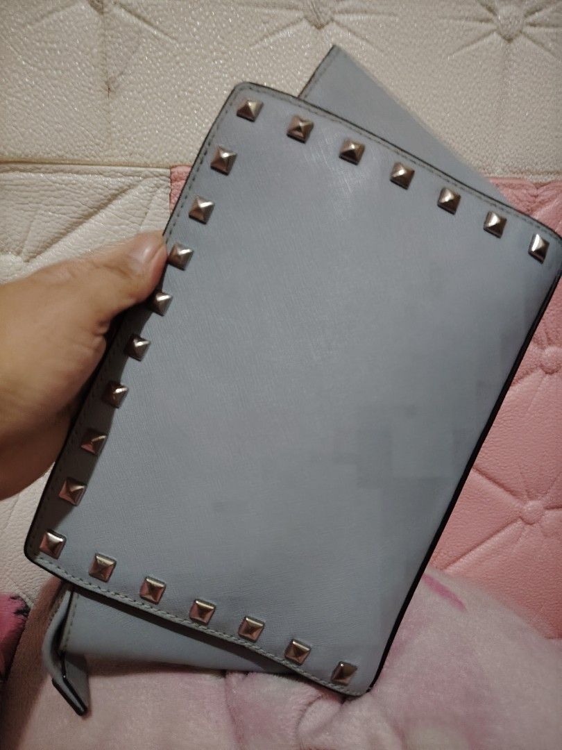 Mk (Category: Cross-body Bags) located in Bulacan. Submitted by jhefkheelo02163 (Listing ID 1460186666, Image 3). Description: Mk sling No flaws Fits long wallet.