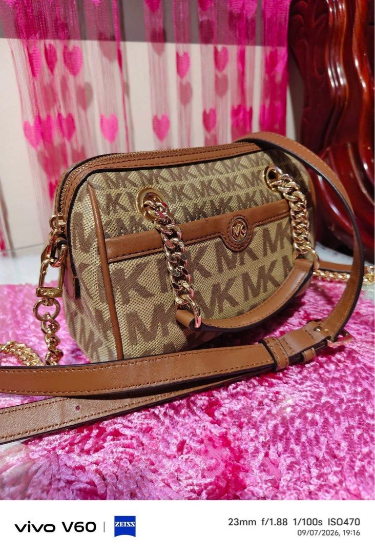 Mk (Category: Cross-body Bags) located in Baguio. Submitted by beatriz468 (Listing ID 1460239696, Image 3). Description: Original mk I’m reloved in excellent condition No issues .