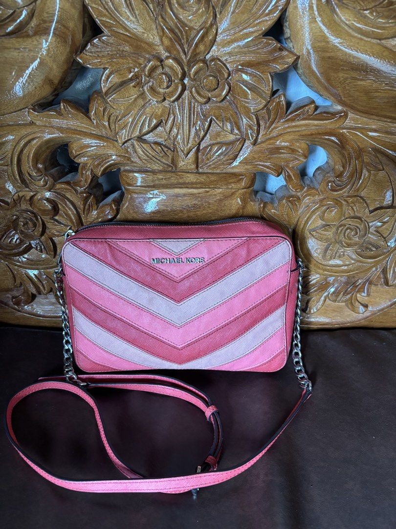 MK camera sling bag (Category: Cross-body Bags) located in Naga. Submitted by closet_redux (Listing ID 1460130144, Image 1). Description: Mk sling bag Need wash inside Sign of use.