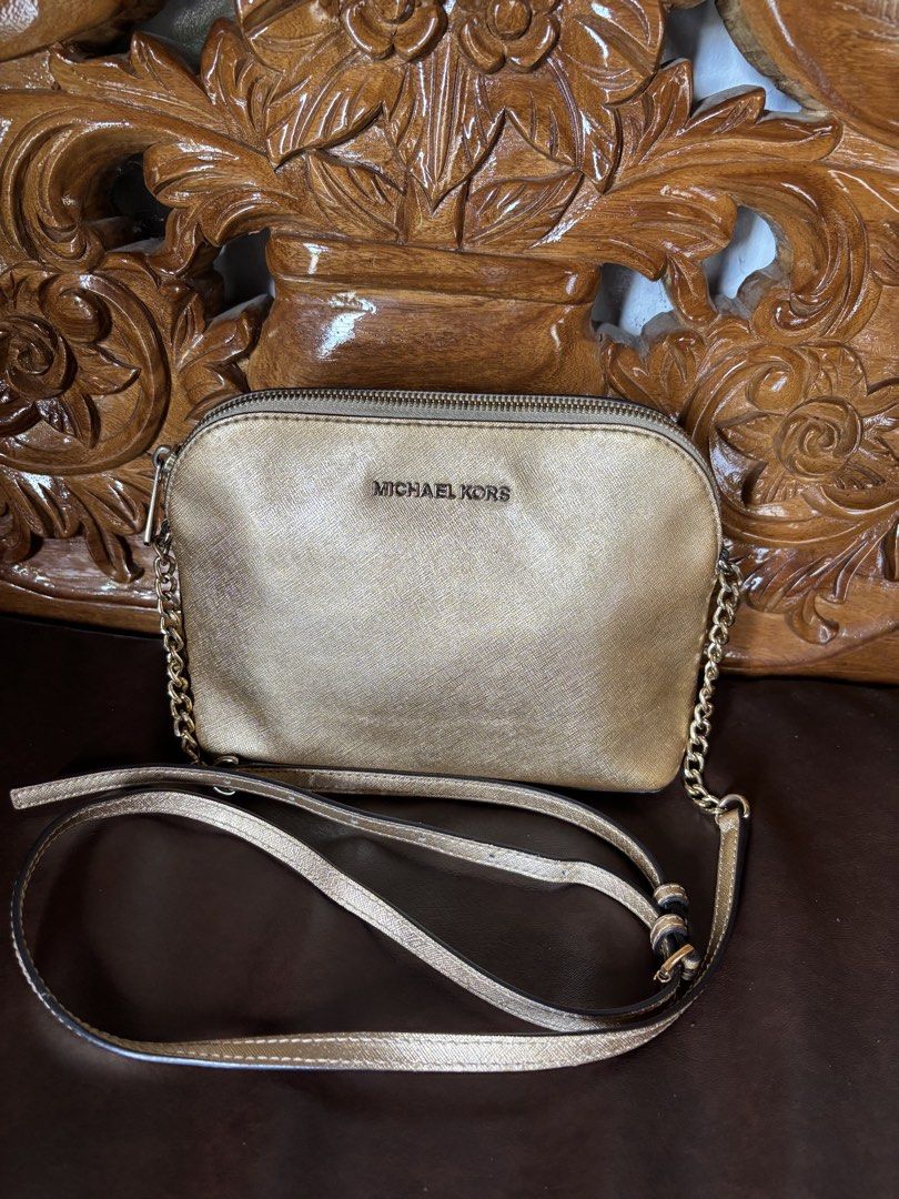 MK sling bag (Category: Cross-body Bags) located in Naga. Submitted by closet_redux (Listing ID 1460134899, Image 1). Description: Guaranteed og Sign of use.