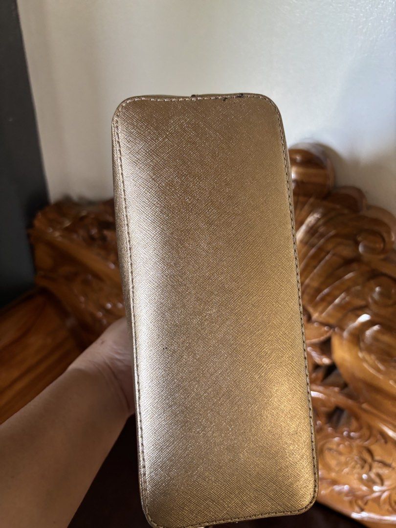 MK sling bag (Category: Cross-body Bags) located in Naga. Submitted by closet_redux (Listing ID 1460134899, Image 3). Description: Guaranteed og Sign of use.