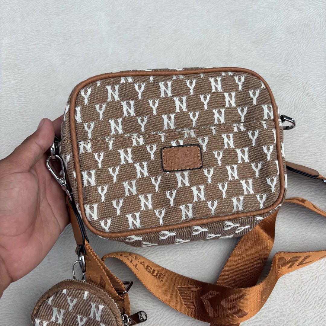 MLB NY Cross Body Bag (Category: Cross-body Bags) located in Baybay. Submitted by thrift.ed2023 (Listing ID 1460189982, Image 3). Description: MLB NY Cross Body Bag No Issue Good as New .