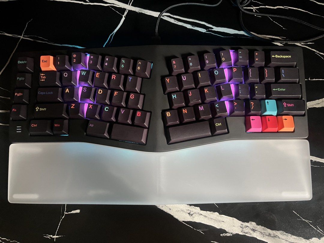 MMD EIF68 (Category: Computer Keyboard) located in Santo Domingo. Submitted by makiyato07 (Listing ID 1460214367, Image 1). Description: Not my type of layout. Can do meetups sa QC or Bulacan. .