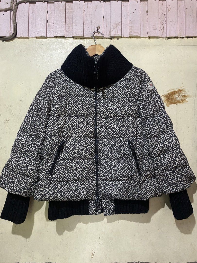 Monclear jacket (Category: Luxury Apparel) located in Manaoag. Submitted by jericsapigao (Listing ID 1460264695, Image 1). Description: Width:21 Length:25.