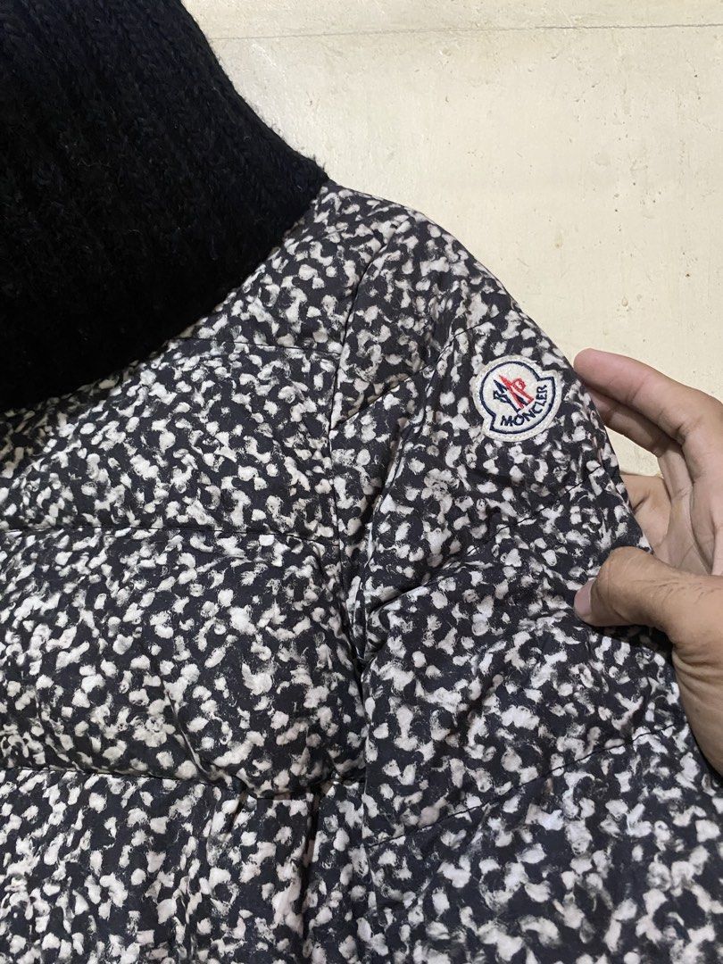 Monclear jacket (Category: Luxury Apparel) located in Manaoag. Submitted by jericsapigao (Listing ID 1460264695, Image 3). Description: Width:21 Length:25.