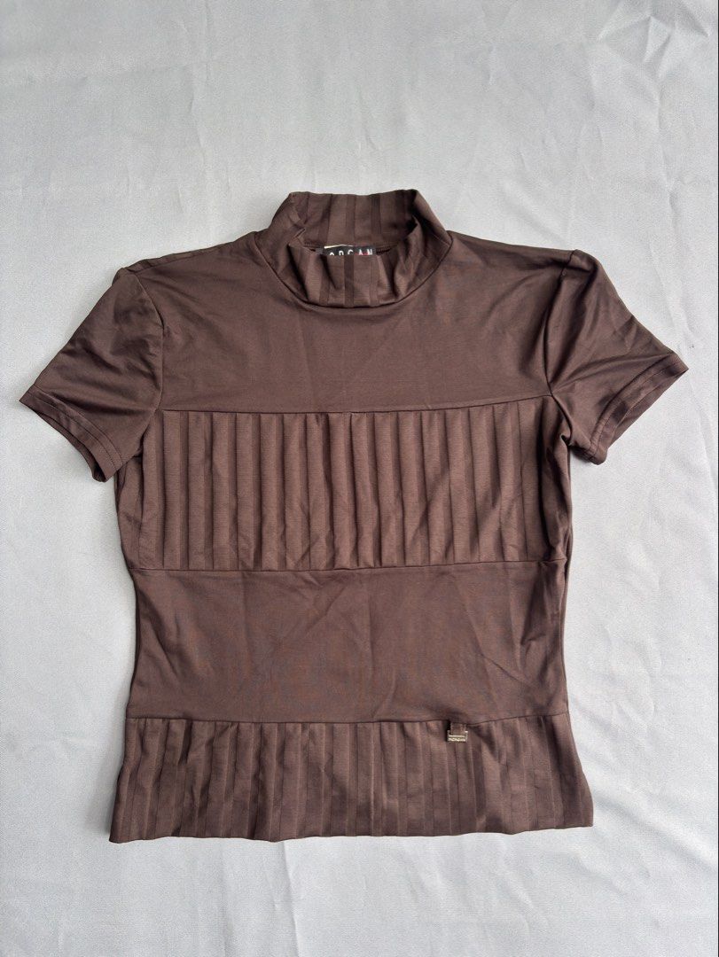 Morgan De Toi Y2k Ribbed Mock Neck Top (Category: Blouses) located in Dasmarinas. Submitted by arthrthriftcop. (Listing ID 1460117021, Image 1). Description: Morgan De Toi Y2k Ribbed Mock Neck Top size: One size (Stretchy material) W15 in, pit to pit L18.5 in, As new no issue Color vary due to light Feel free to inquire quick replies.