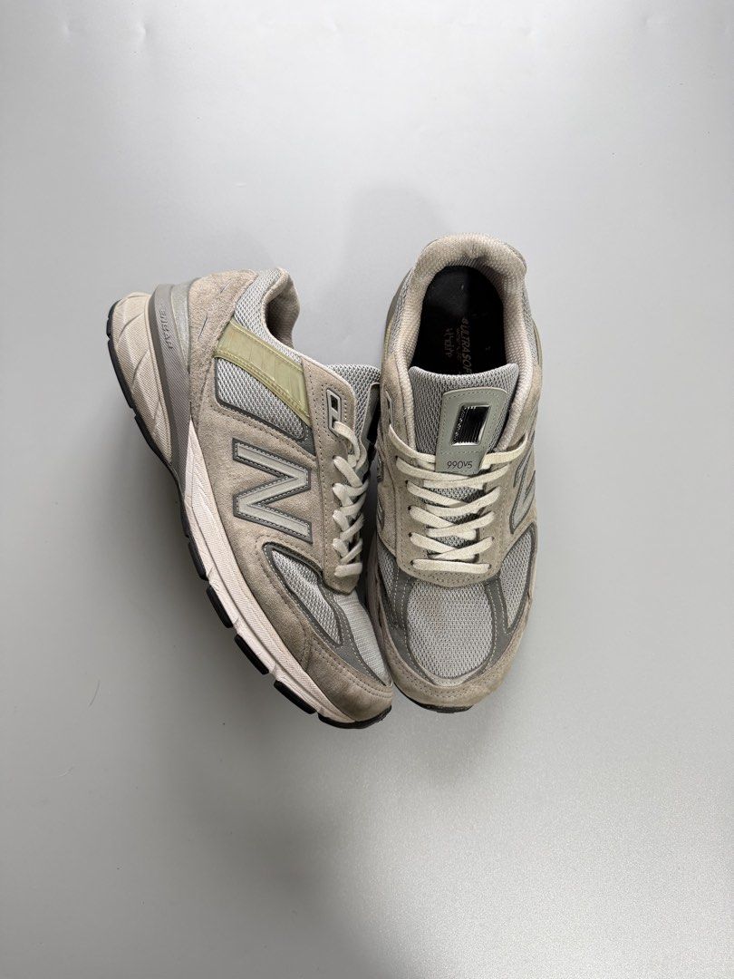 New Balance 990v5 Grey (Category: Sneakers) located in Manila. Submitted by jasonkicksph (Listing ID 1460118993, Image 2). Description: New Balance 990v5 Grey 9US 27CM Authentic Good Condition Pair only ₱2,500.