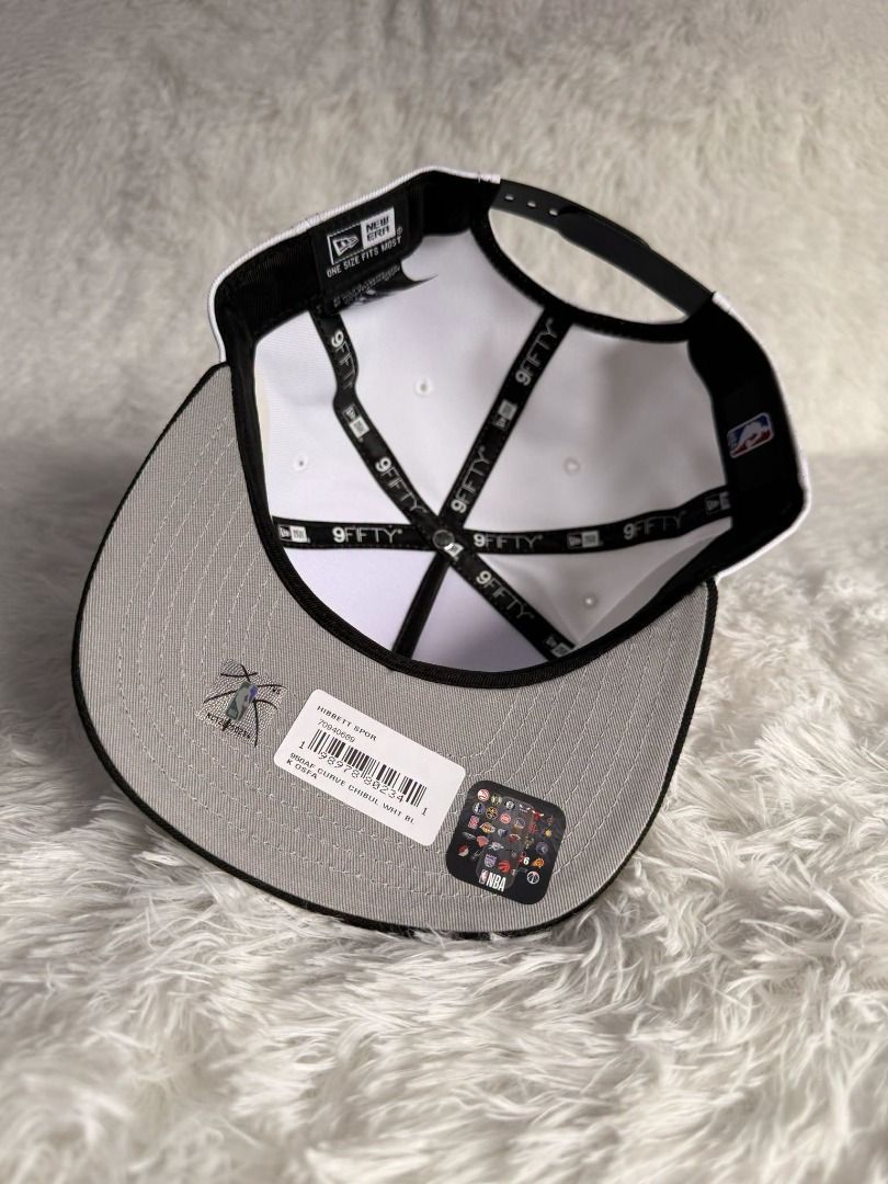 New Era 9FIFTY Snapback Hat - White/Black (Category: Caps & Hats) located in Pasig City. Submitted by markyboi888 (Listing ID 1460195453, Image 3). Description: - Brand New Era 9FIFTY Snapback - Color: White and Black - Features embroidered character on front - Includes a side patch - Adjustable snap closure at the back - Perfect for streetwear style.