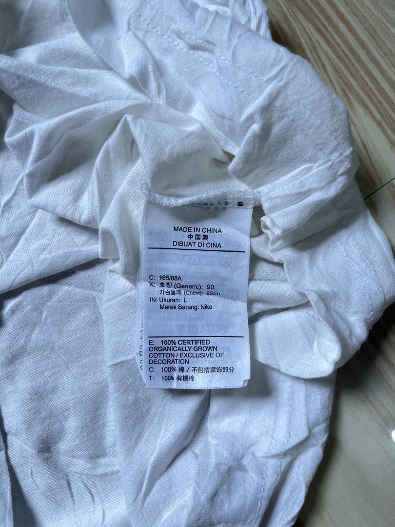 Nike Air Mid Print Big Logo (Category: Tshirts & Polo Shirts ) located in Alabel. Submitted by rndm.f1nds (Listing ID 1460136004, Image 2). Description: Need Wash (Stain in Necline) No Crack.