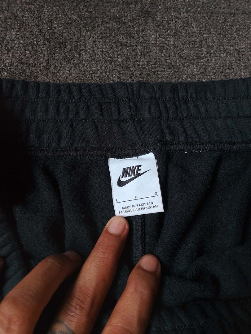 NIKE BAGGY SWEATPANTS (Category: Joggers) located in Manila. Submitted by secondarygarments (Listing ID 1460291295, Image 3). Description: NIKE BAGGY SWEATPANTS DETAILS: - Size Large on-tag - 32 to 33 Waistline - 43 Length - No Issue - 9.5/10 Colorrate - Excellent Condition.