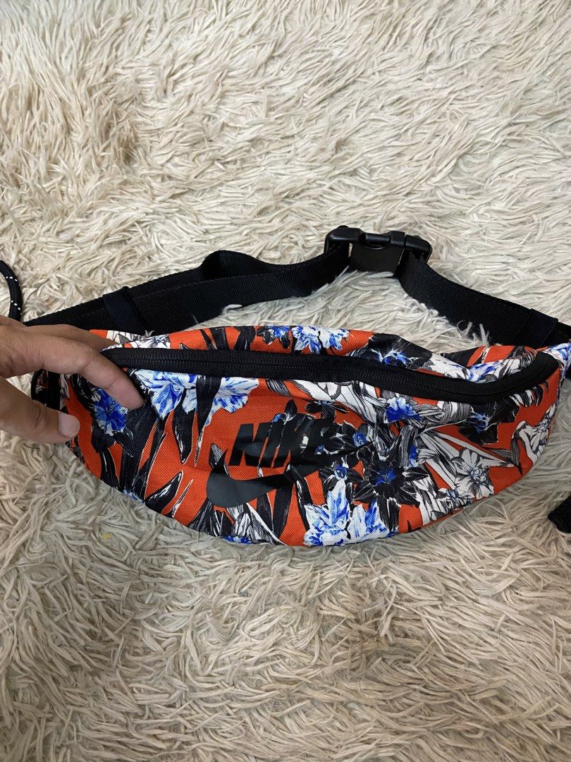 Nike Beltbag (Category: Belt bags, Clutches and Pouches) located in Aurora. Submitted by clarkmelvinthrift21 (Listing ID 1460259565, Image 1). Description: Name: Nike beltbag 📌Size: 📌Dimensions: 📌Condition: Excellent 📌Issue/Flaws: No issues 📌Color rate: 9.5 Location: Zamboanga del Sur, Mindanao.