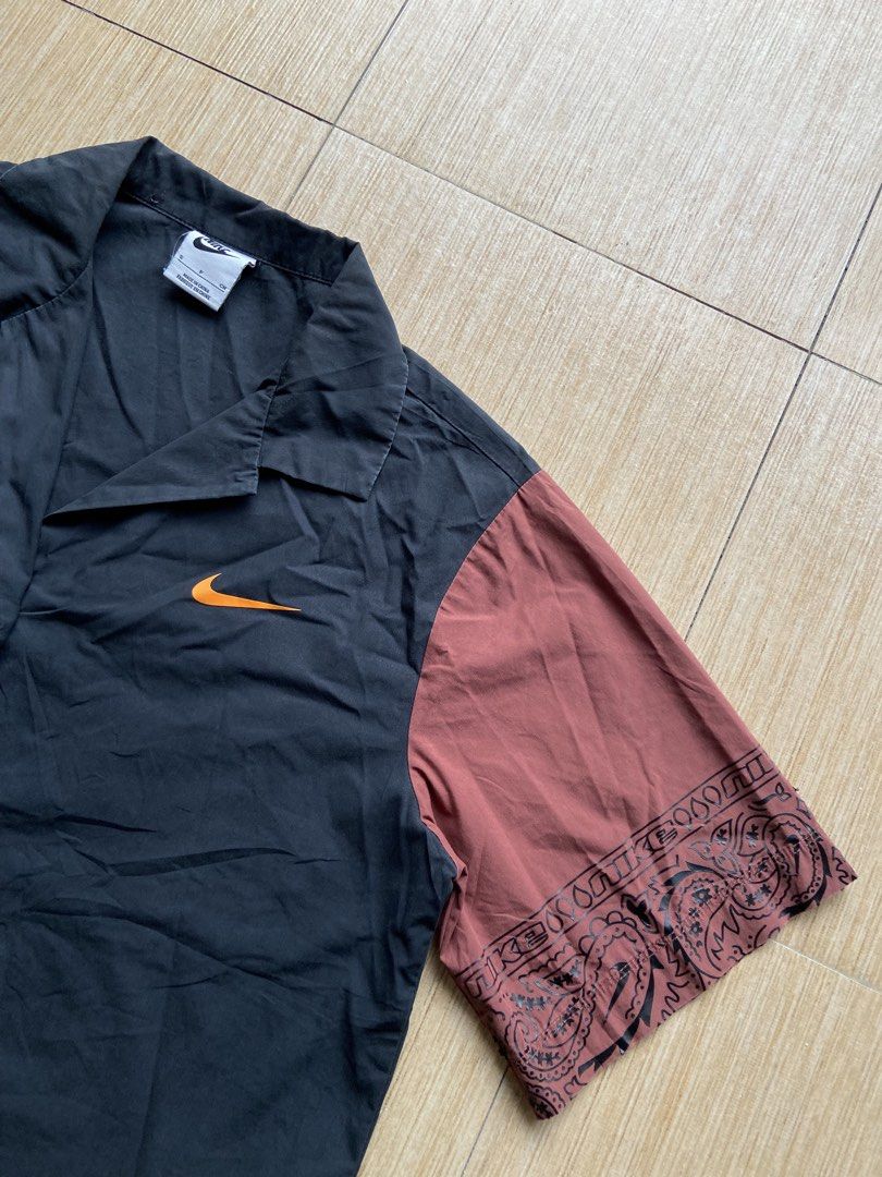Nike Botton Down (Category: Tshirts & Polo Shirts ) located in Legazpi City. Submitted by luxrystreet (Listing ID 1460250363, Image 3). Description: ▪️Nike Botton Down ▪️WIDTH: 21 ▪️LENGTH: 26 ▪️COLOR RATE: 9/10 Or better ▪️IN VERY GOOD CONDITION ▪️COLOR MAY VARY DUE TO LIGHTING ▪️MANAGE YOUR EXPECTATIONS CAN PROVIDE OTHER PICTURES UPON REQUEST ISSUE(S): SEE LAST PIC .
