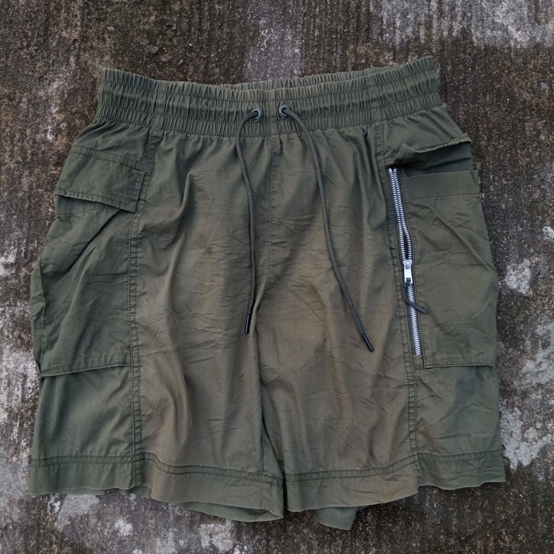 Nike Cargo Shorts (Category: Shorts) located in Makati City. Submitted by nbone_archive (Listing ID 1460266768, Image 1). Description: Size Large, can fit 32-38(garterized) Above the knee No flaws, excellent condition Hit me up!.