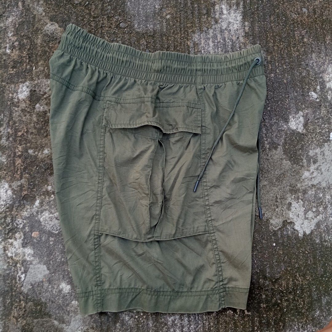 Nike Cargo Shorts (Category: Shorts) located in Makati City. Submitted by nbone_archive (Listing ID 1460266768, Image 3). Description: Size Large, can fit 32-38(garterized) Above the knee No flaws, excellent condition Hit me up!.