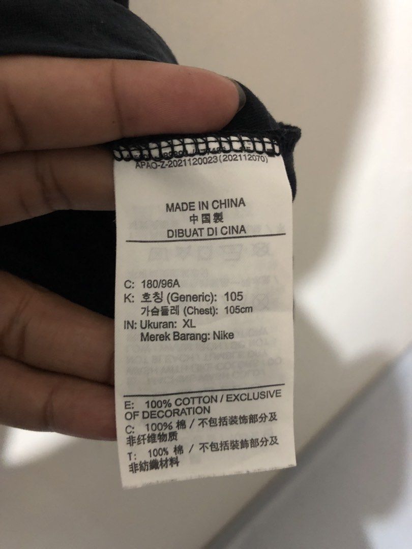 Nike Graphic Shirt (Category: Tshirts & Polo Shirts ) located in Manila. Submitted by raremountain00 (Listing ID 1460271337, Image 3). Description: Authentic Excellent condition No issue.