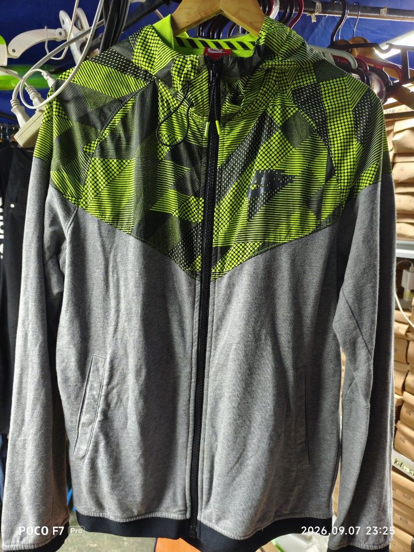 Nike hoodie (Category: Coats, Jackets and Outerwear) located in Mexico. Submitted by josephnuqui1980 (Listing ID 1460272337, Image 1). Description: Nike hoodie available Medium to Semi Large.