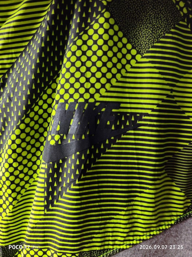 Nike hoodie (Category: Coats, Jackets and Outerwear) located in Mexico. Submitted by josephnuqui1980 (Listing ID 1460272337, Image 2). Description: Nike hoodie available Medium to Semi Large.