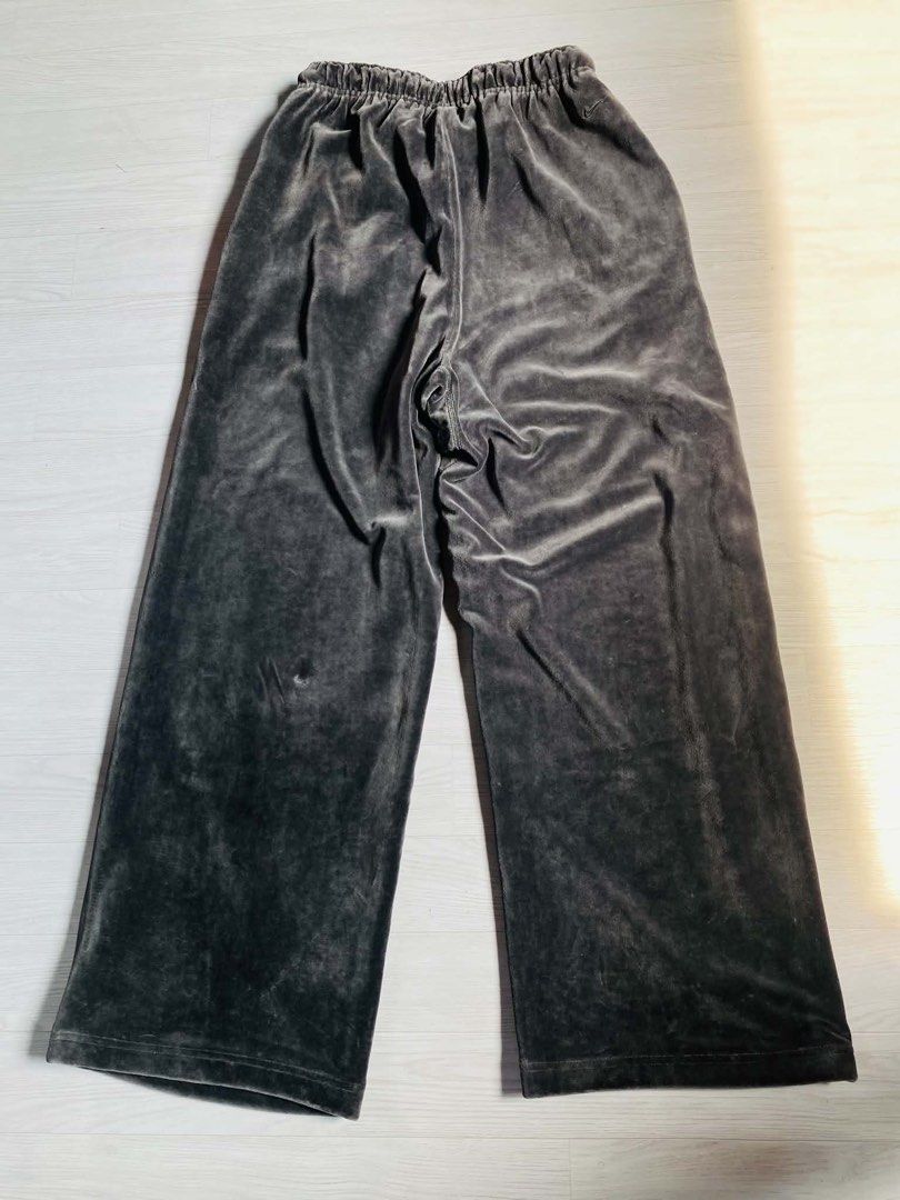 Nike LeBron Pant FK VLR (Category: Joggers) located in Manila. Submitted by barizoanji09489 (Listing ID 1460126193, Image 2). Description: TAKE ALL!! Nike LeBron Pant FK VLR Size Meduim Unisex AIR FORCE 107 NEXT NATURE Size 38 Unisex.