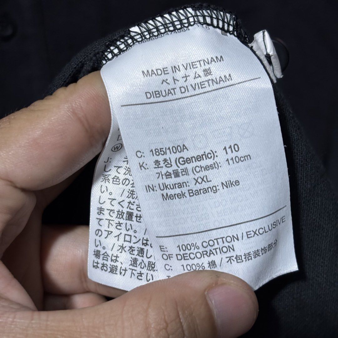 Nike Polo Shirt - Black (Category: Tshirts & Polo Shirts ) located in Caloocan City. Submitted by bonsatocha43876 (Listing ID 1460199626, Image 2). Description: - Black Nike Polo Shirt - Complete with Tags - Measurements: 23 inches (Width) x 29 inches (Length) - Price: P700.