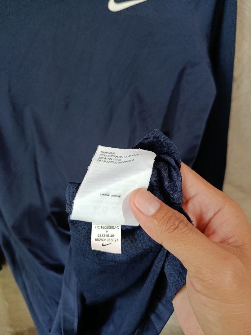 Nike Pro Dri-Fit Compression Long Sleeve Shirt (Category: Activewear) located in Kalamansig. Submitted by skone1996 (Listing ID 1460249492, Image 3). Description: - Navy blue Nike Pro Dri-Fit compression long sleeve shirt - Size: Medium (M) - 16 Width - 26 Length - 10/10 Color rate - No Issue - Ideal for workouts, sports, and athletic activities - Dri-Fit technology for breathability, keeping you cool and dry - Features the iconic Nike swoosh log