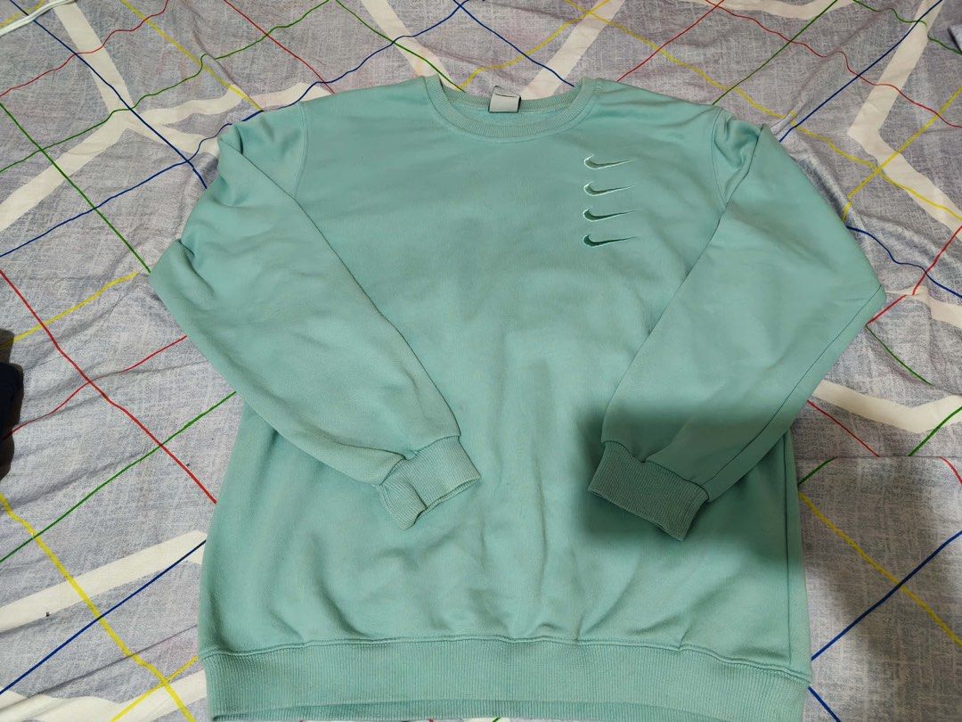 Nike Quadswoosh (Category: Coats, Jackets and Outerwear) located in Baguio. Submitted by acefrom2600 (Listing ID 1460275700, Image 3). Description: Nike Quadswoosh Off/Legit Dimes: 26.5 Lengh 22 Very Good Condition 💸599.